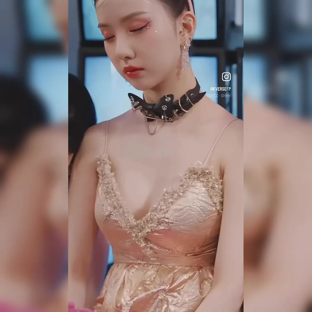 [냉철분석] 비비지 은하 캐미솔 유혹: 황금 포장지 휘감긴 뽀얀 가슴골 깊이, 골반 비율 0.618 황금커브