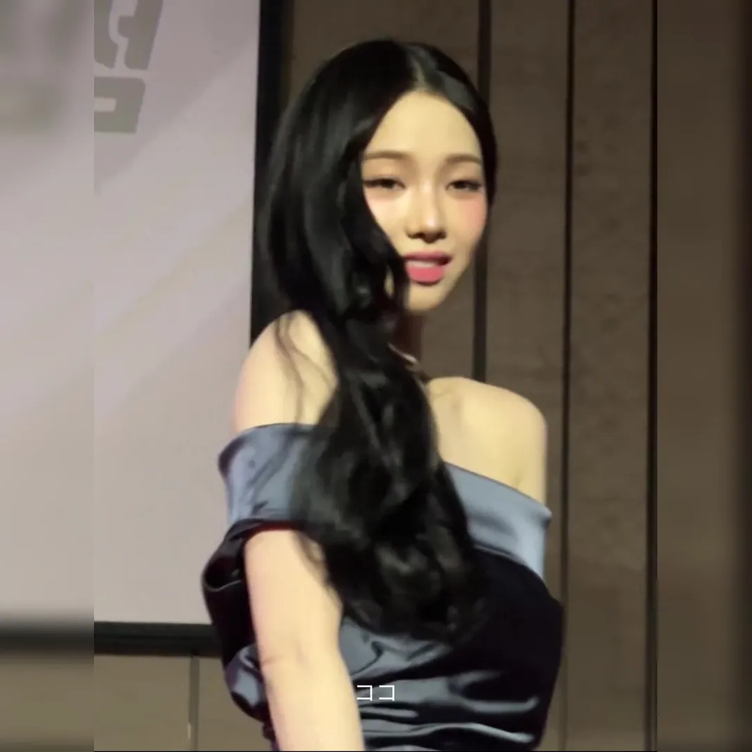 카리나 오프숄더 실크드레스 스르륵 흘러내리는 가슴선… 윙크 한 방에 항복 모드