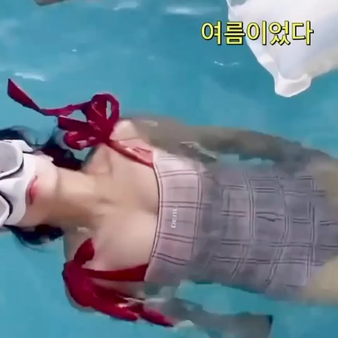 權恩妃泳池中穿著格紋連身泳裝，身材超讚，胸部浮上水面，傳奇畫面，後方注意