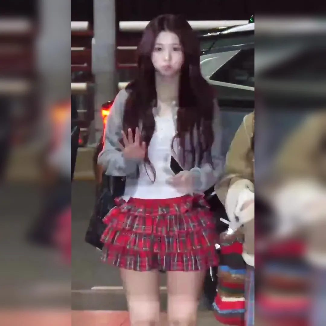 NMIXX雪允和BAE出国直拍…短格裙下的纤细大腿和翘臀角度简直绝了