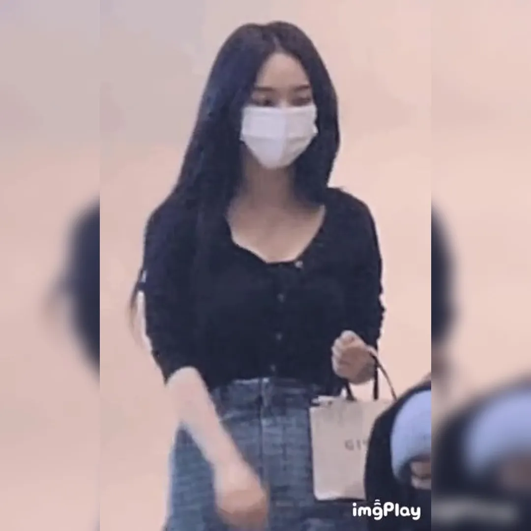 [에스파] 내리막길 걸어서 내려오다 단추 팡! 터진 카리나  미친 몸매 레전드 ㄷㄷ 후방주의