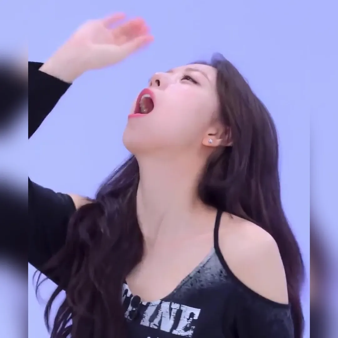 張開嘴巴用手揮舞假裝吃東西的樣子…ITZY Yuna