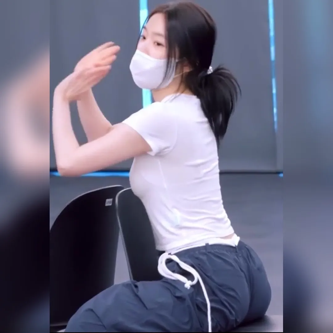 Irene 坐側面練椅子舞，內衣輪廓+翹臀線條