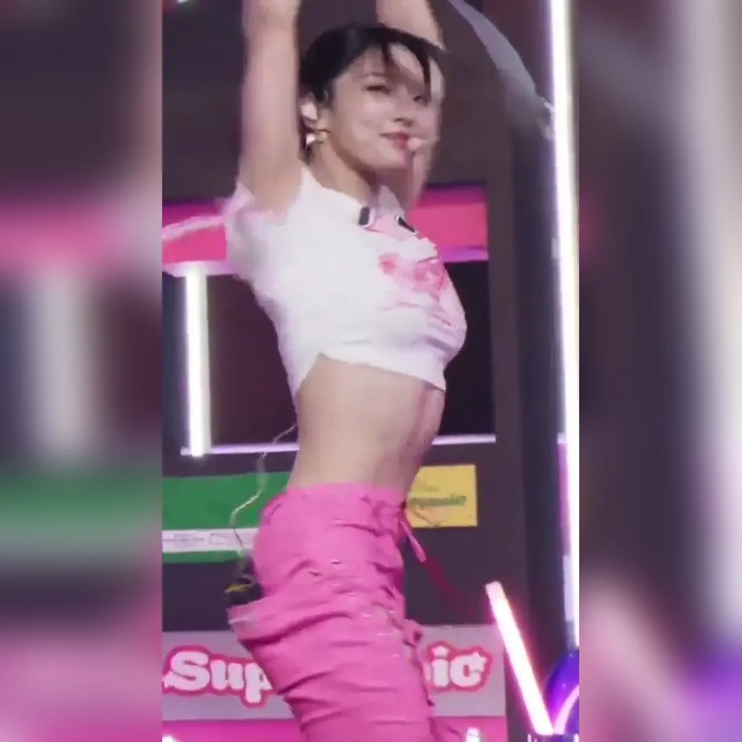 fromis_9 李塞倫 白色短版上衣搭配粉紅色褲子 展現纖腰與脊柱肌肉