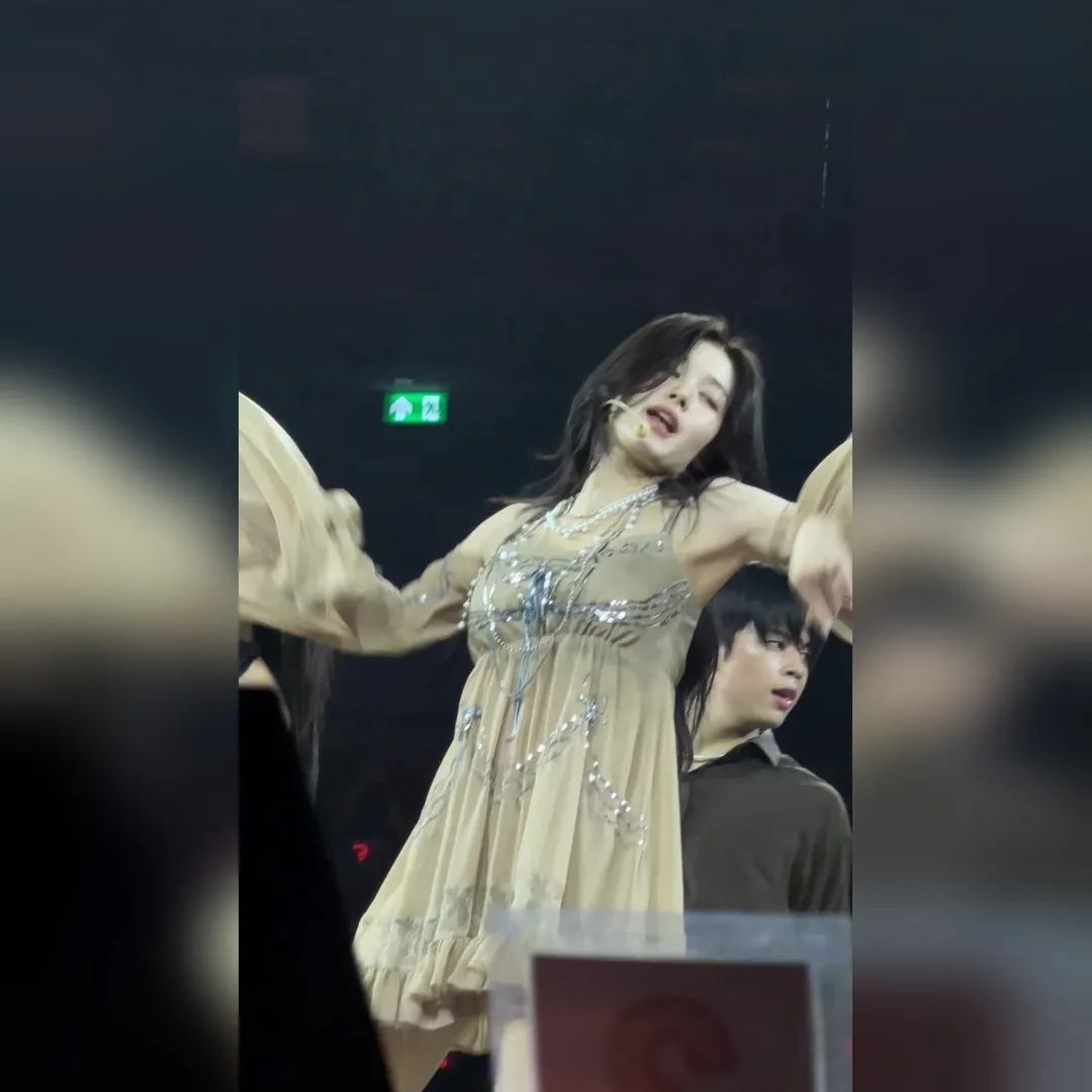 TWICE Sana 飄逸的米色女神造型展現優雅氣質