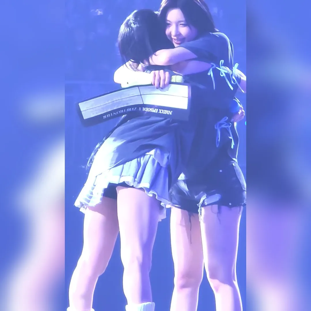 エンミックスのジウとベイがハグしているところを下から撮ったテニススカートの美脚