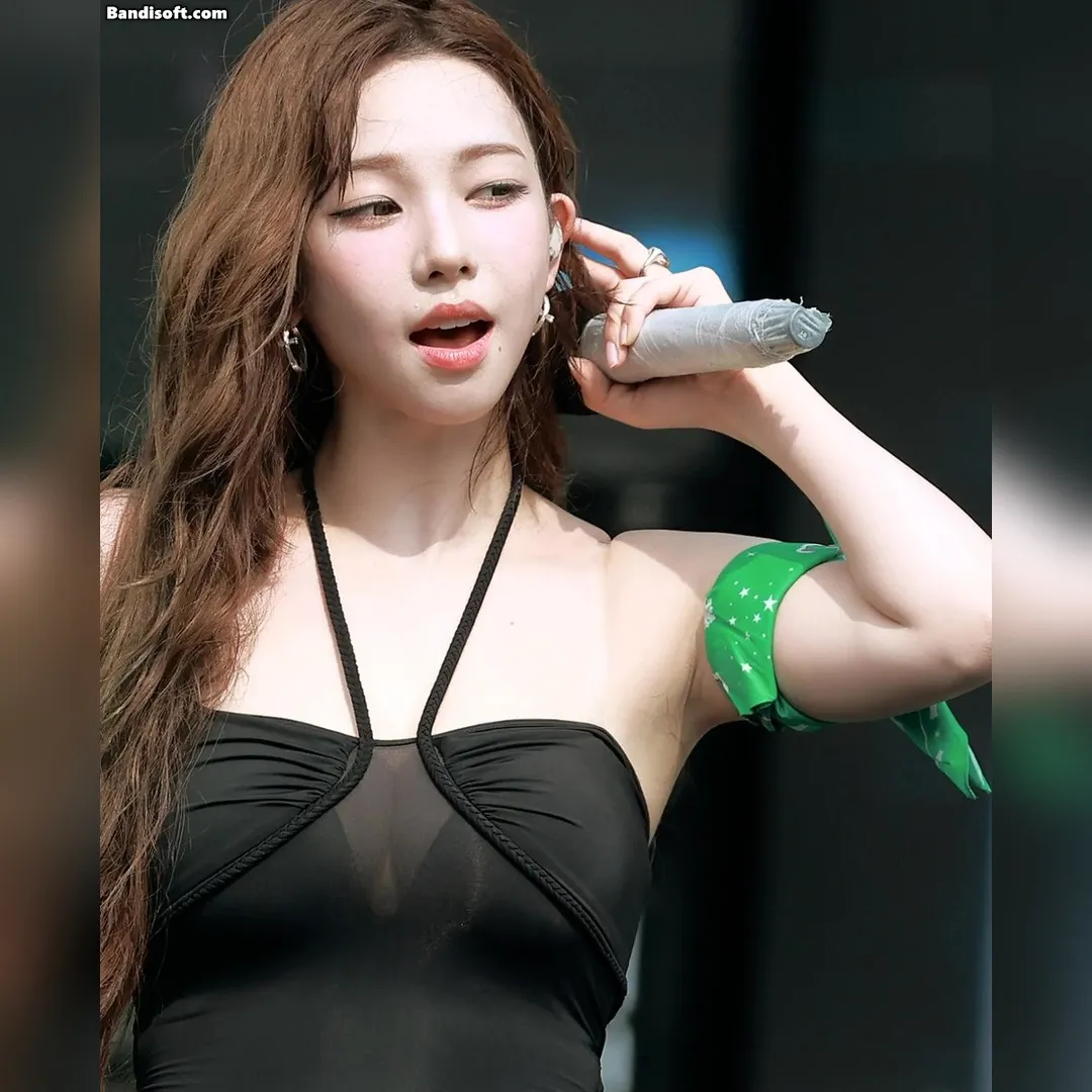 워터밤 카리나 검정 시스루 홀터넥 가슴골 + 착각 일으키는 겨드랑이