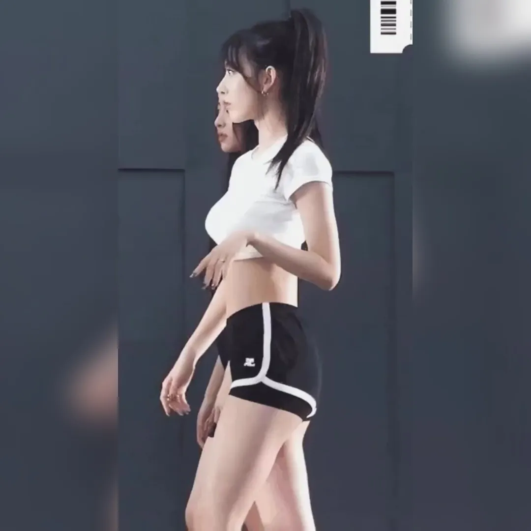 [LE SSERAFIM] ポニーテールで練習中のサクラ、ドルフィンパンツでおへそチラリ