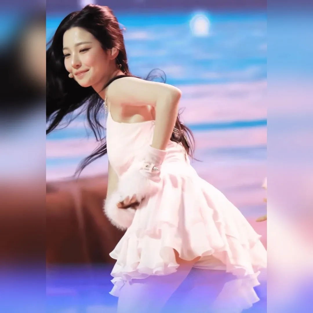 [fromis_9] 白知憲飄逸純白色荷葉邊服裝 展露白皙臀腿