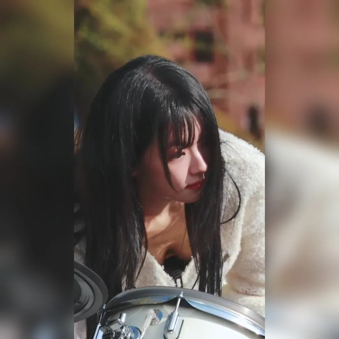 前かがみになってドラムセットを準備するQWERチョダン