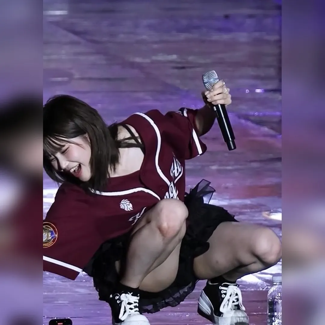 蹲下接粉絲手機時放鬆警戒的fromis_9宋河英