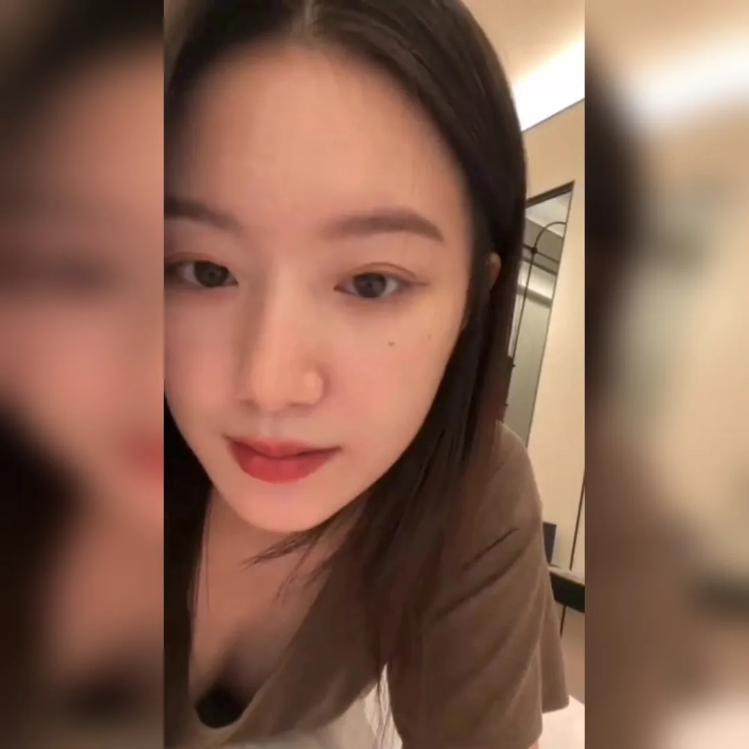 穿著鬆垮T恤開直播時不小心露出破綻的(G)I-DLE舒華