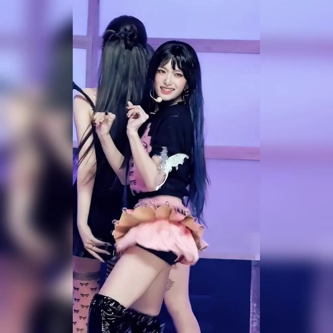 IVE 李瑞粉色皮革超短裙搭黑色露腹上衣，史上最強腹肌