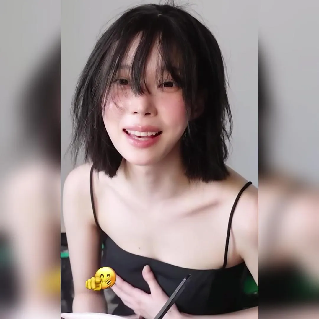 검정 끈나시 자기 가슴 만지는 에스타 윈터 겨드랑이 페로몬