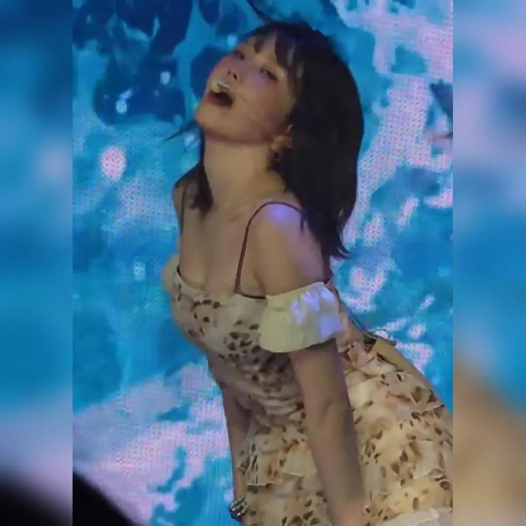 向前彎腰再站起來的fromis_9宋河英花朵洋裝胸線