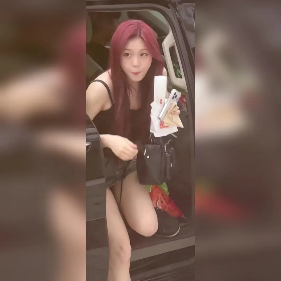 下車的VIVIZ Umji和Eunha，牛仔超迷你裙展現滑嫩美腿