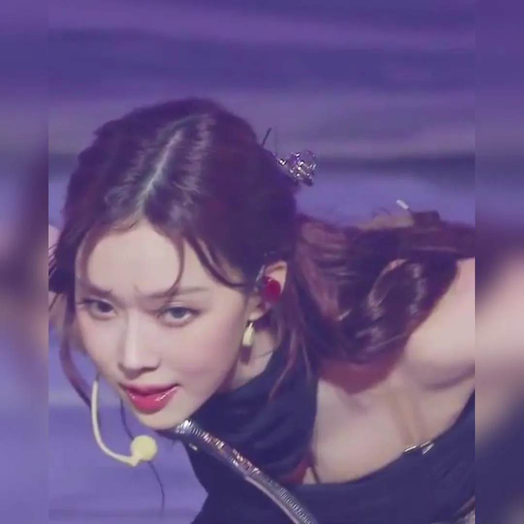 앞으로 숙이는 홀터넥 에스파 윈터