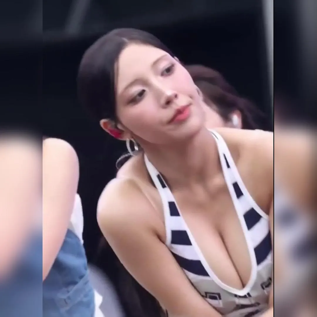 [カー・スクール] LIGHTSUM チョウォン ストライプ水着トップで胸の谷間を披露