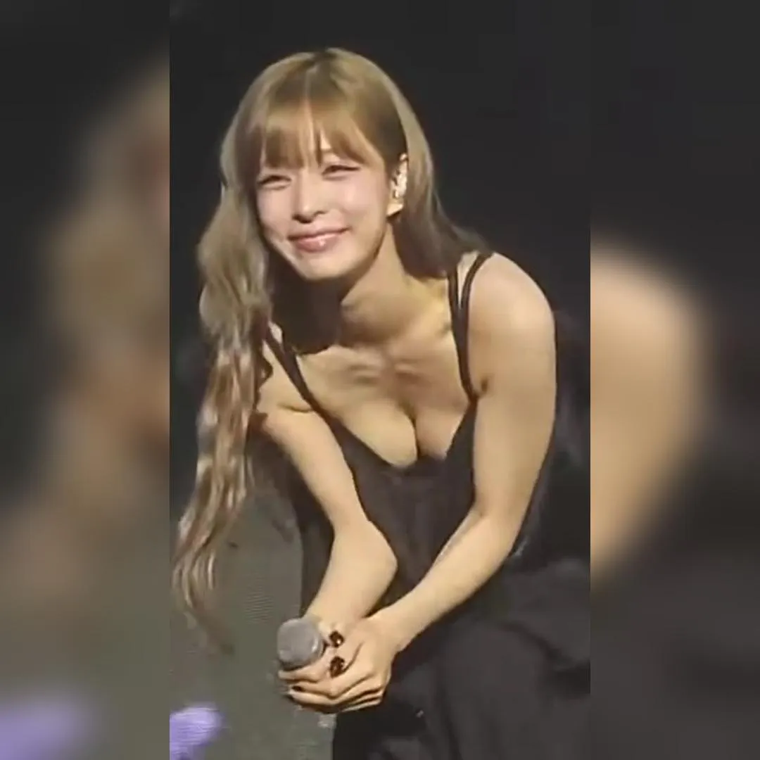 向前彎腰起身的fromis_9李采映，史上最強事業線