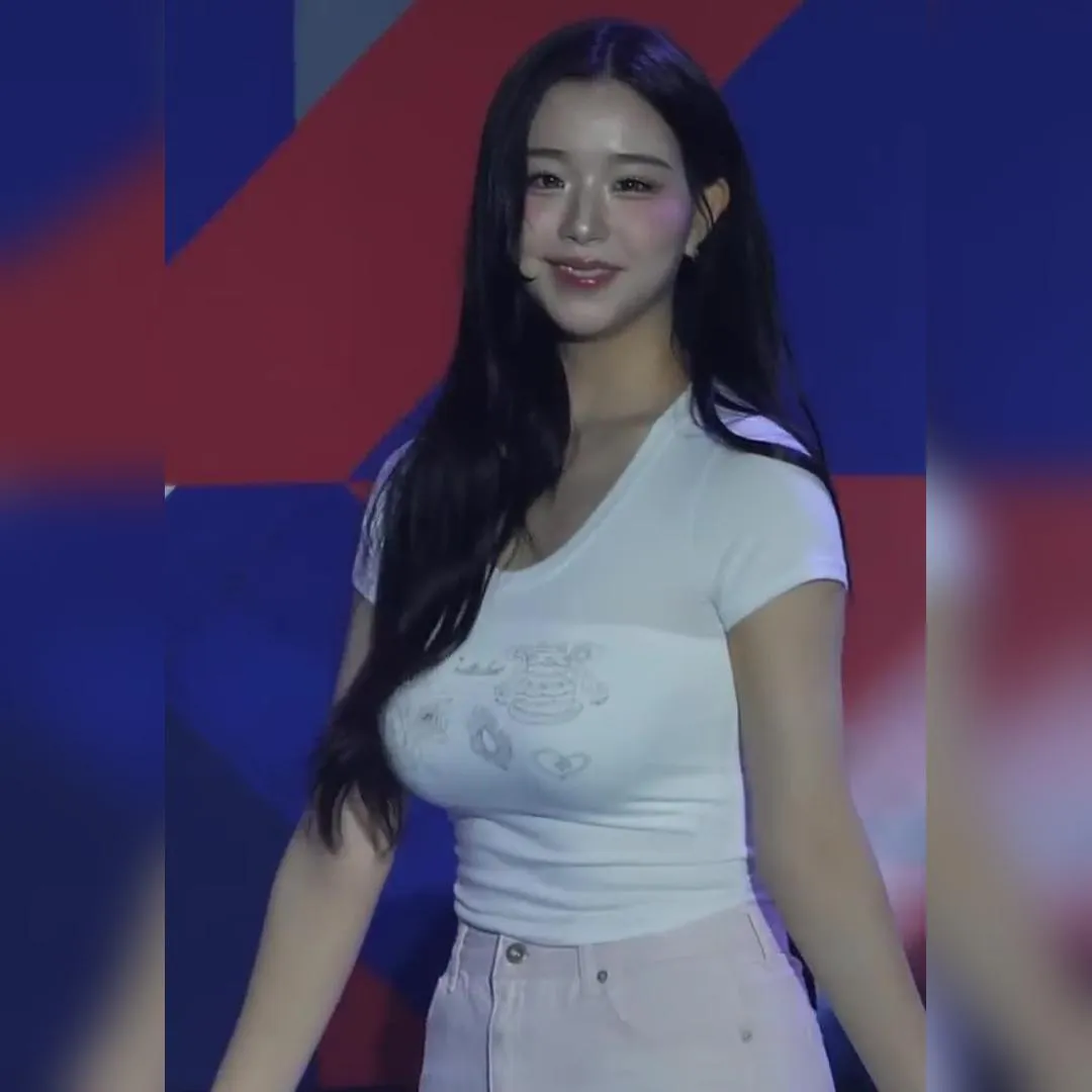 沉重的白色短袖，搖晃著壓倒性彈跳的tripleS金采妍