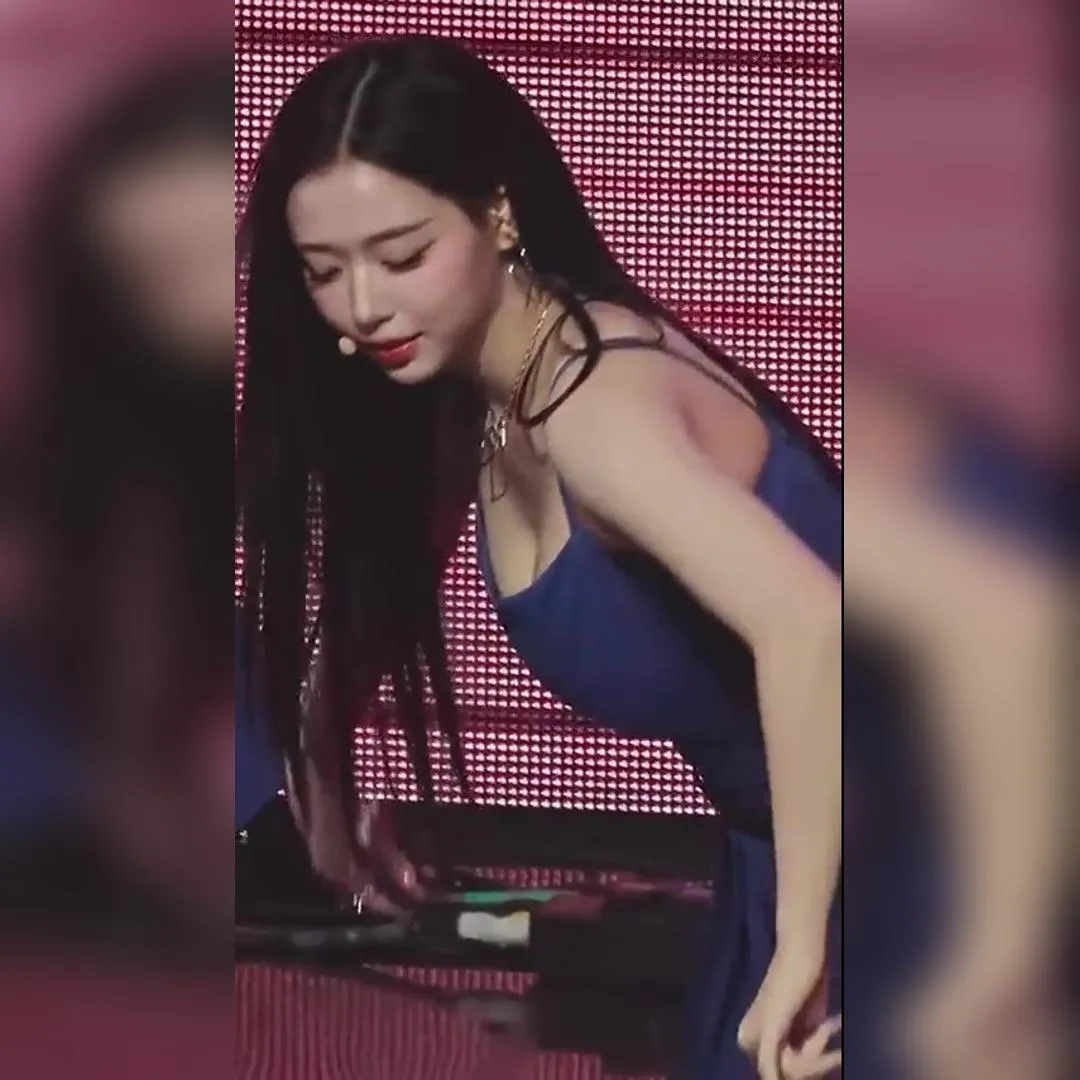 tripleS 金采妍藍色吊帶裙 下腰舞蹈動作驚艷曲線