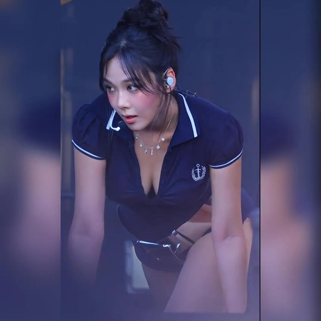 更加火辣的BIBI…深藍色高衩服裝胸溝和臀下肉傳奇