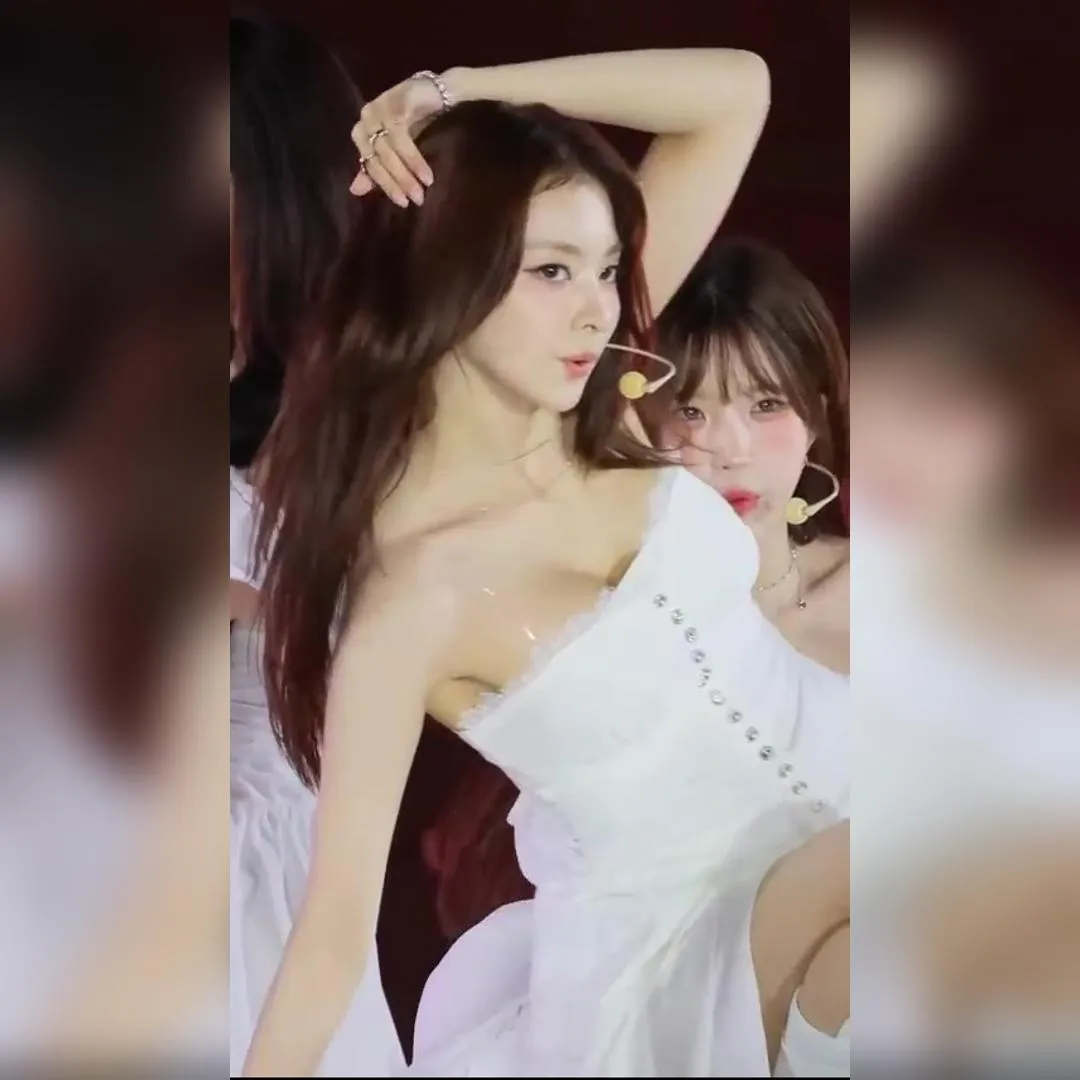 純白蕾絲露肩裝史上最強事業線…fromis_9 李娜炅