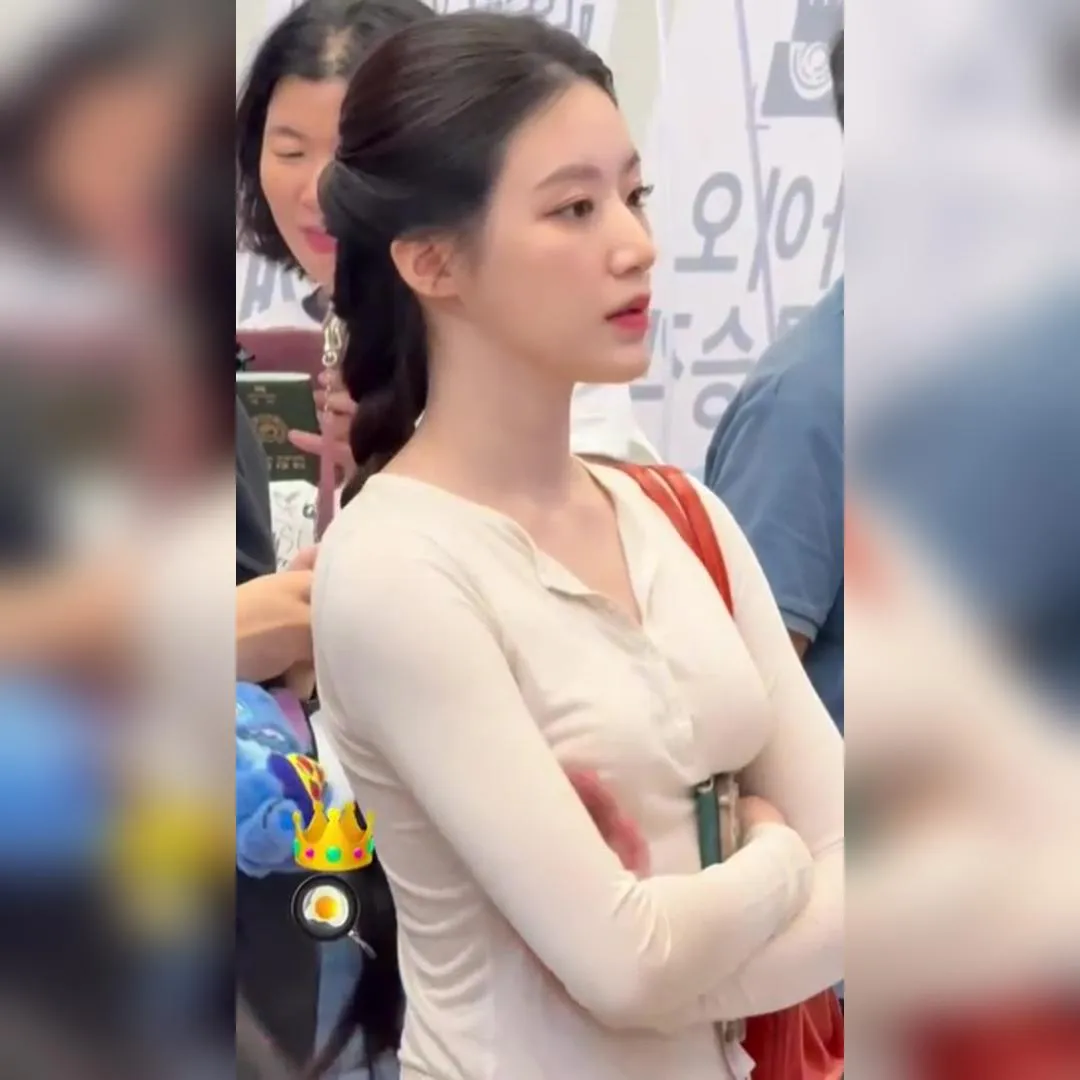 用手機和護照撐起無胸罩貼的底部，(G)I-DLE的Shuhua讓人心動