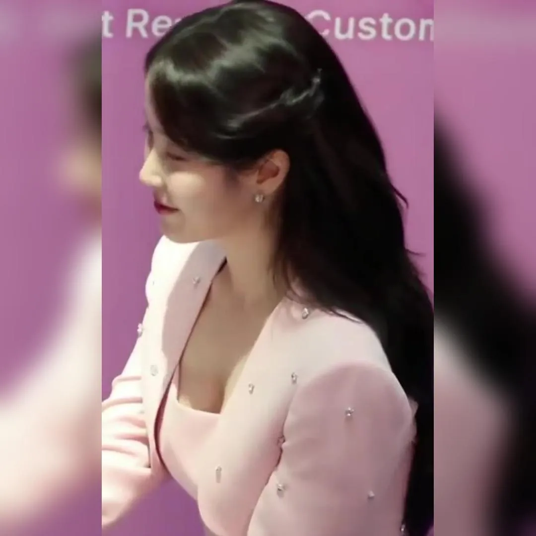 IU, the Polite Incheon Airport Customs Ambassador, Shows Off in a Pink Suit