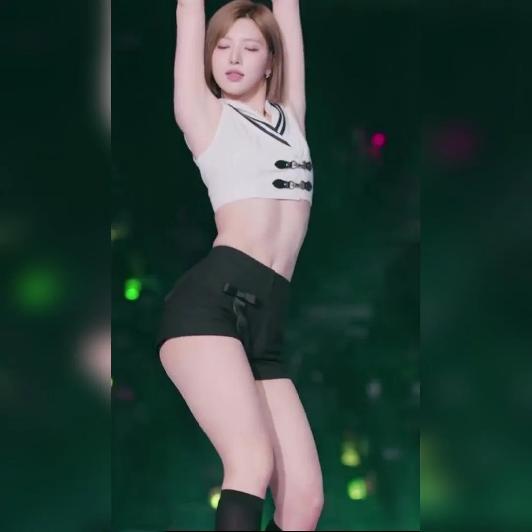 NMIXX BAE 熱褲大腿動圖