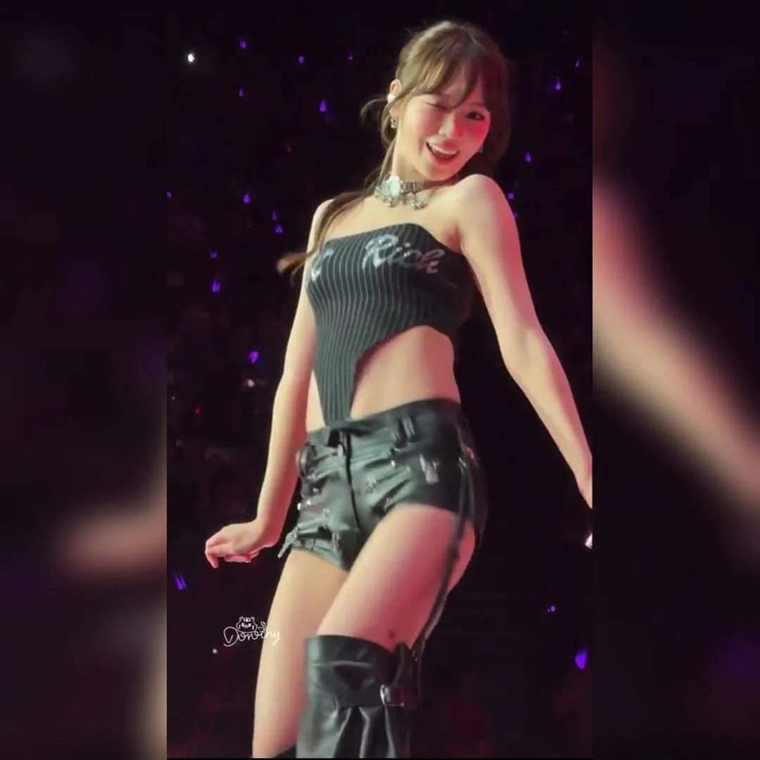 黑色單肩泳裝 緊身皮熱褲 誘人身材 LE SSERAFIM 金采源