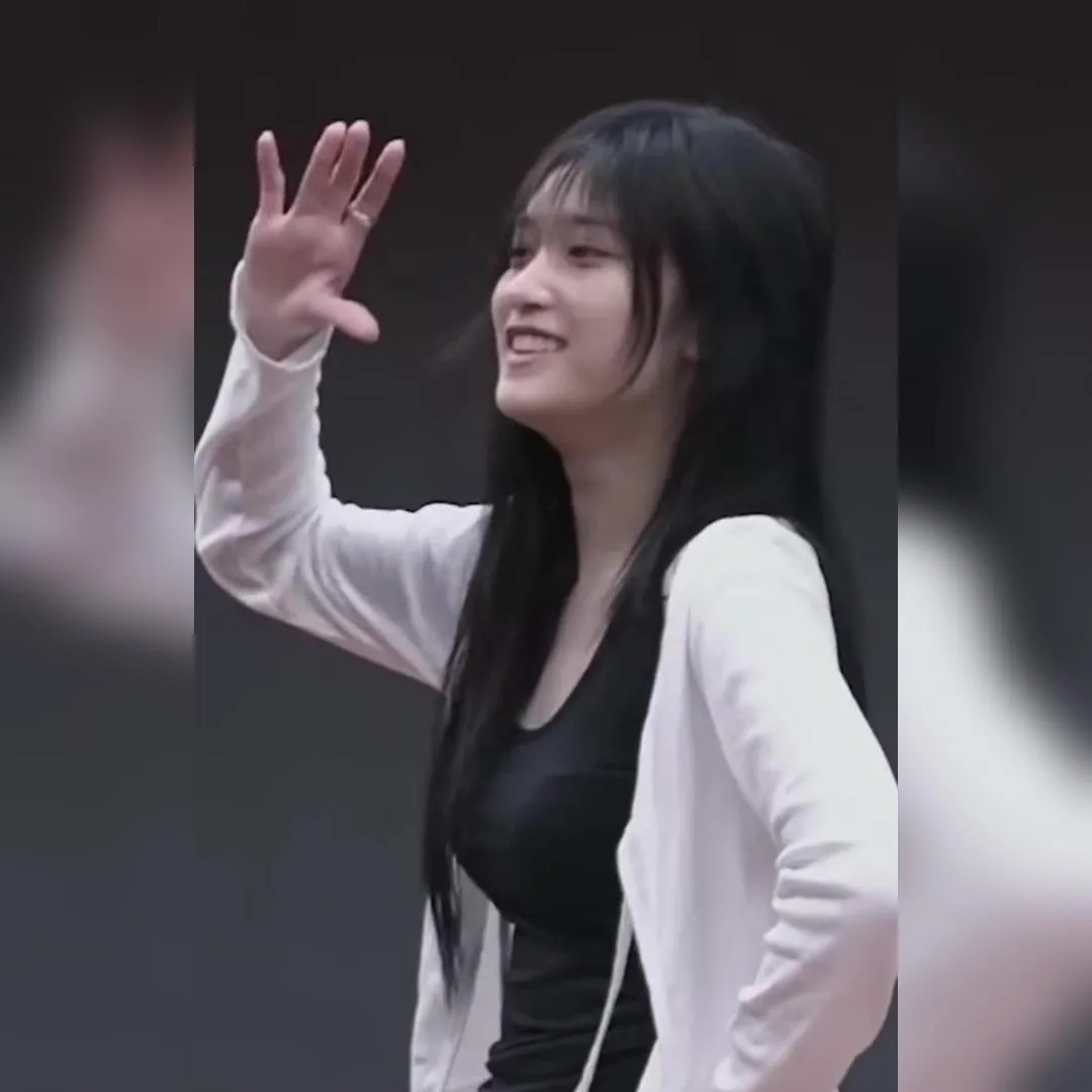 練習室裡穿著黑色背心的IVE成員李瑞，微微的韻律感