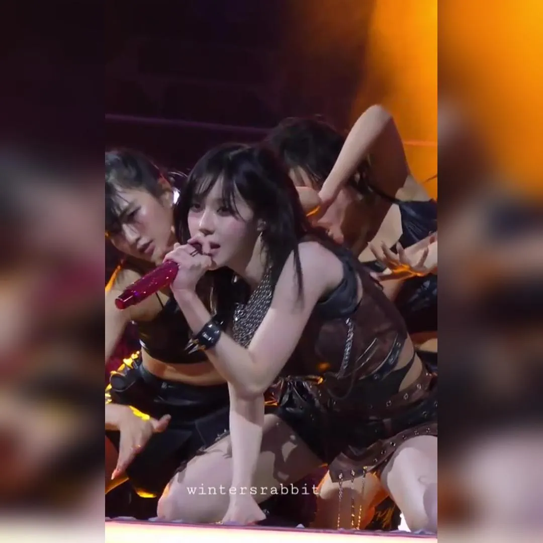 가죽 초미니 무릎 꿇고 쩍벌안무 하는 에스파 윈터