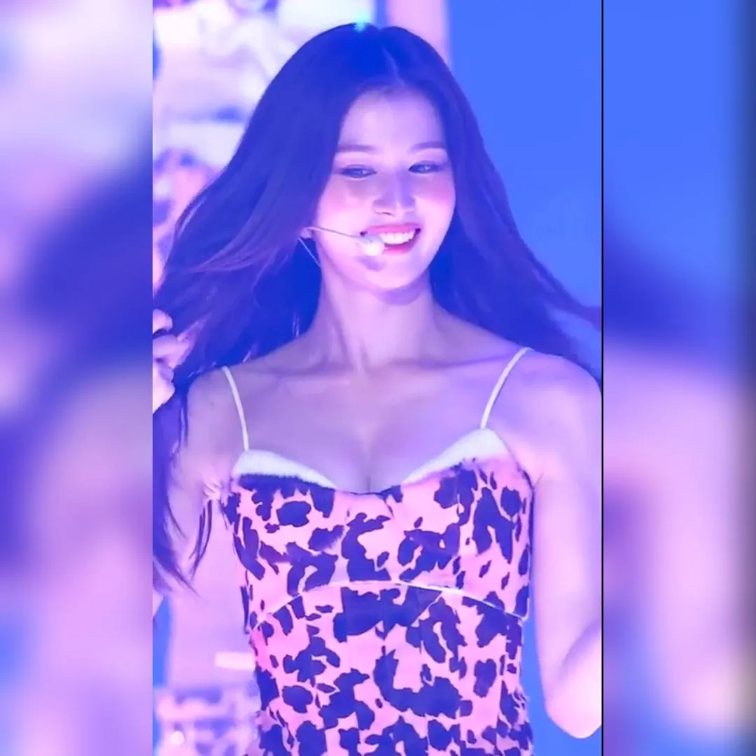 粉色豹紋內衣風格，流汗擦拭的Twice Sana