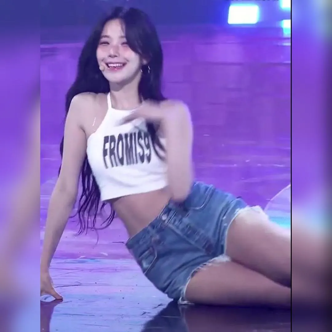 穿著熱褲和無袖短版上衣的fromis_9白知憲動圖