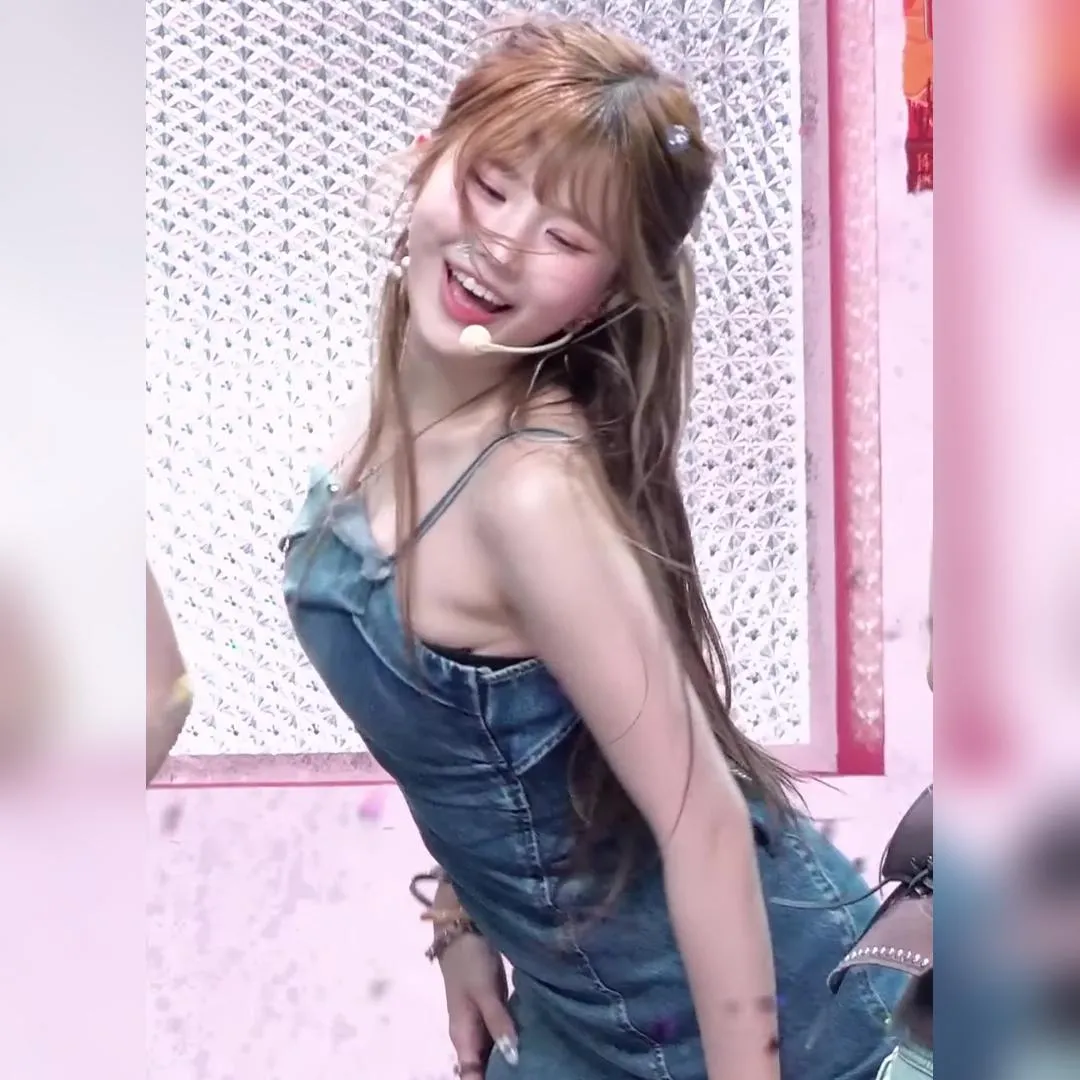 肩帶滑落的裂腿牛仔洋裝，低頭露出事業線與側乳的宋河英