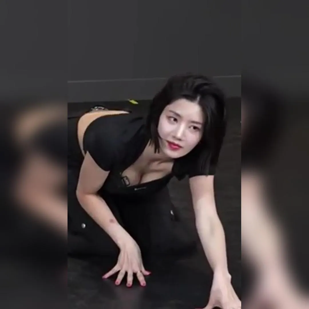 權恩妃貓咪姿勢露胸溝，短版上衣下方黑色內衣曝光