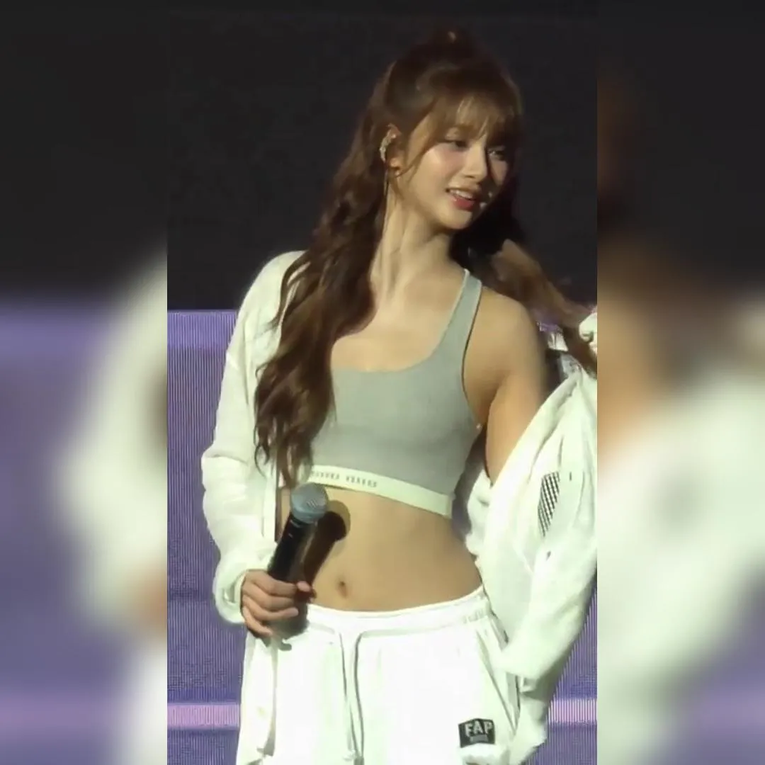 NMIXX雪倫微微揭開衣服…灰色運動內衣展現甜美腹肌與性感上胸線