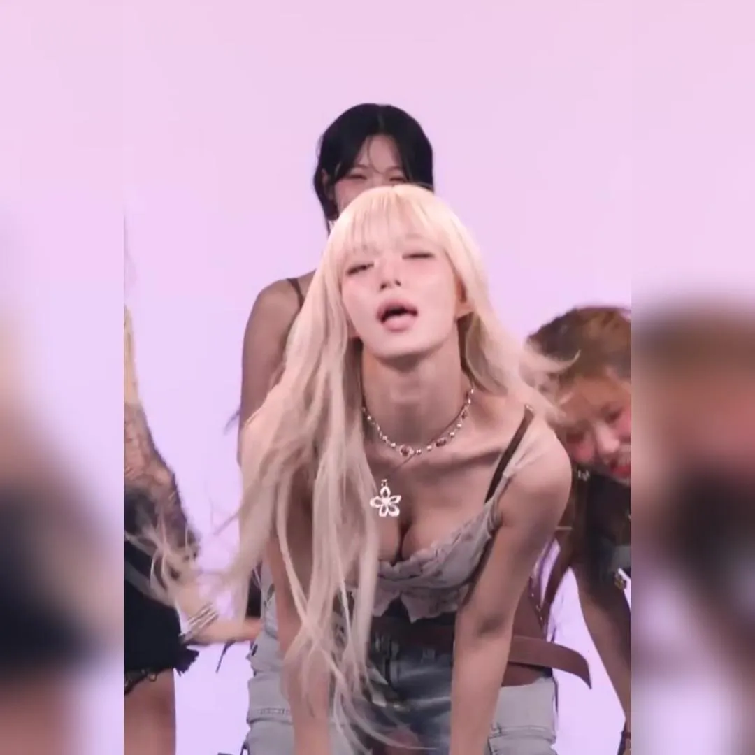 性感蕾絲吊帶小露乳溝 fromis_9 李采映