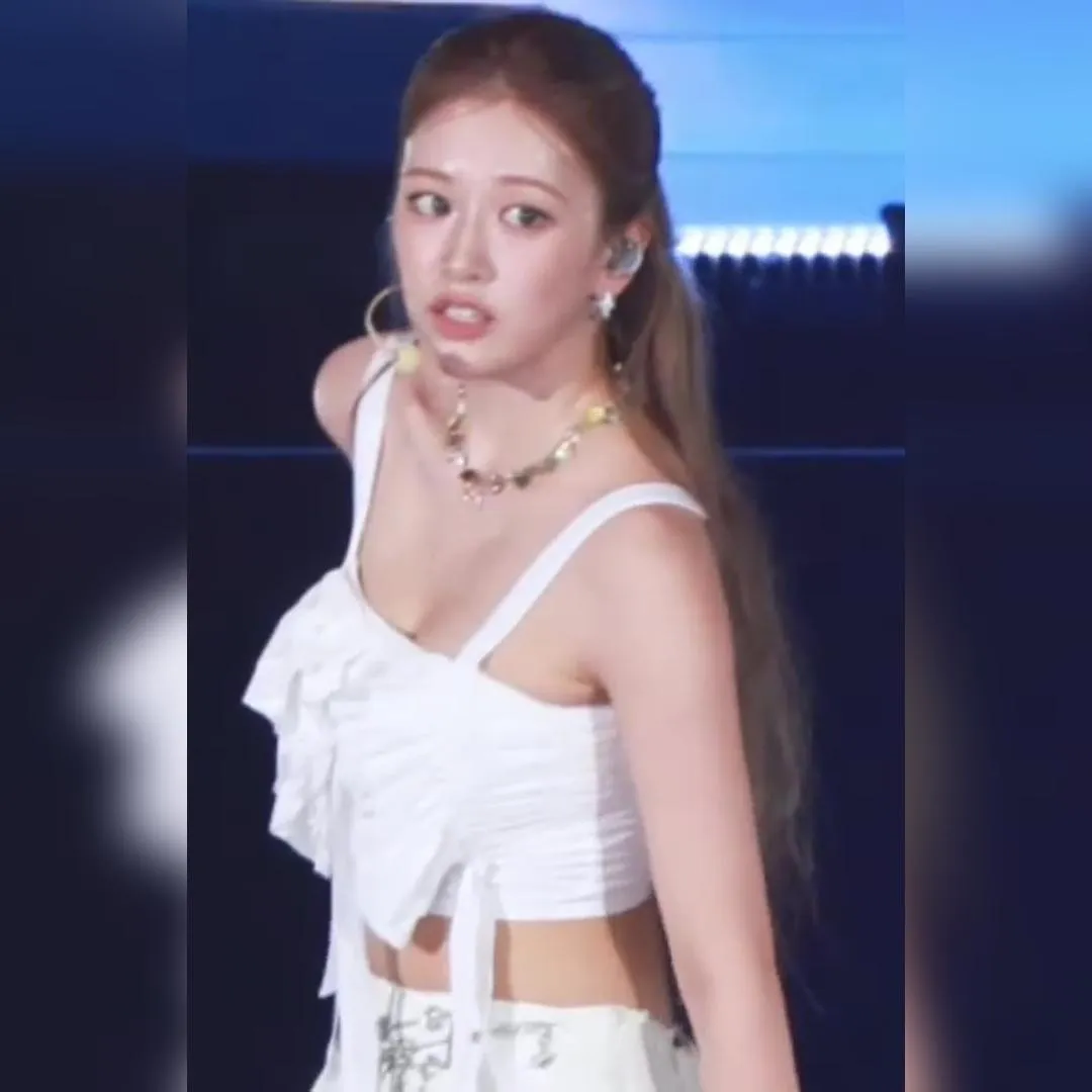 酷暑中流汗的IVE安兪真，白色背心展現史上最高美胸