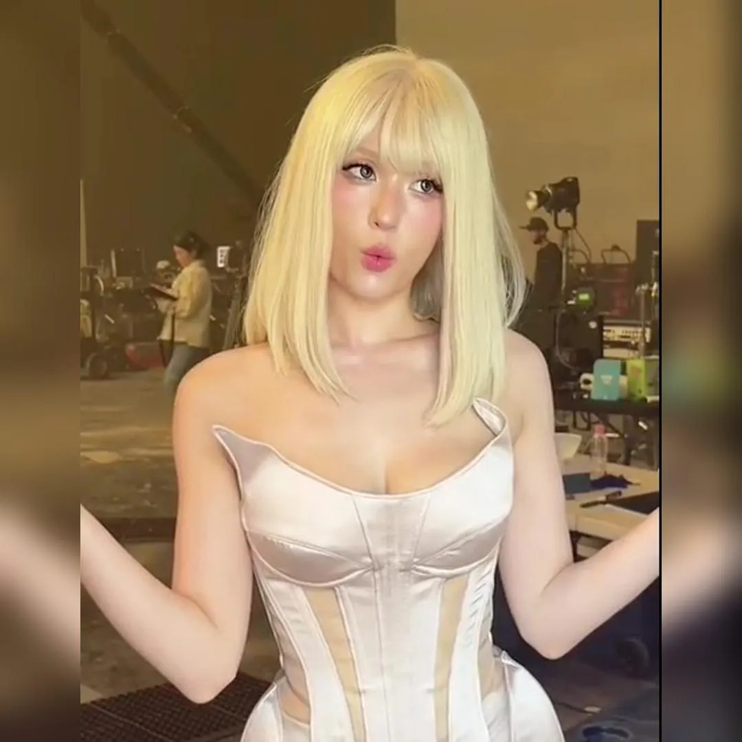 展現完美曲線的緊身馬甲裝，驚艷的胸線曝光全昭彌