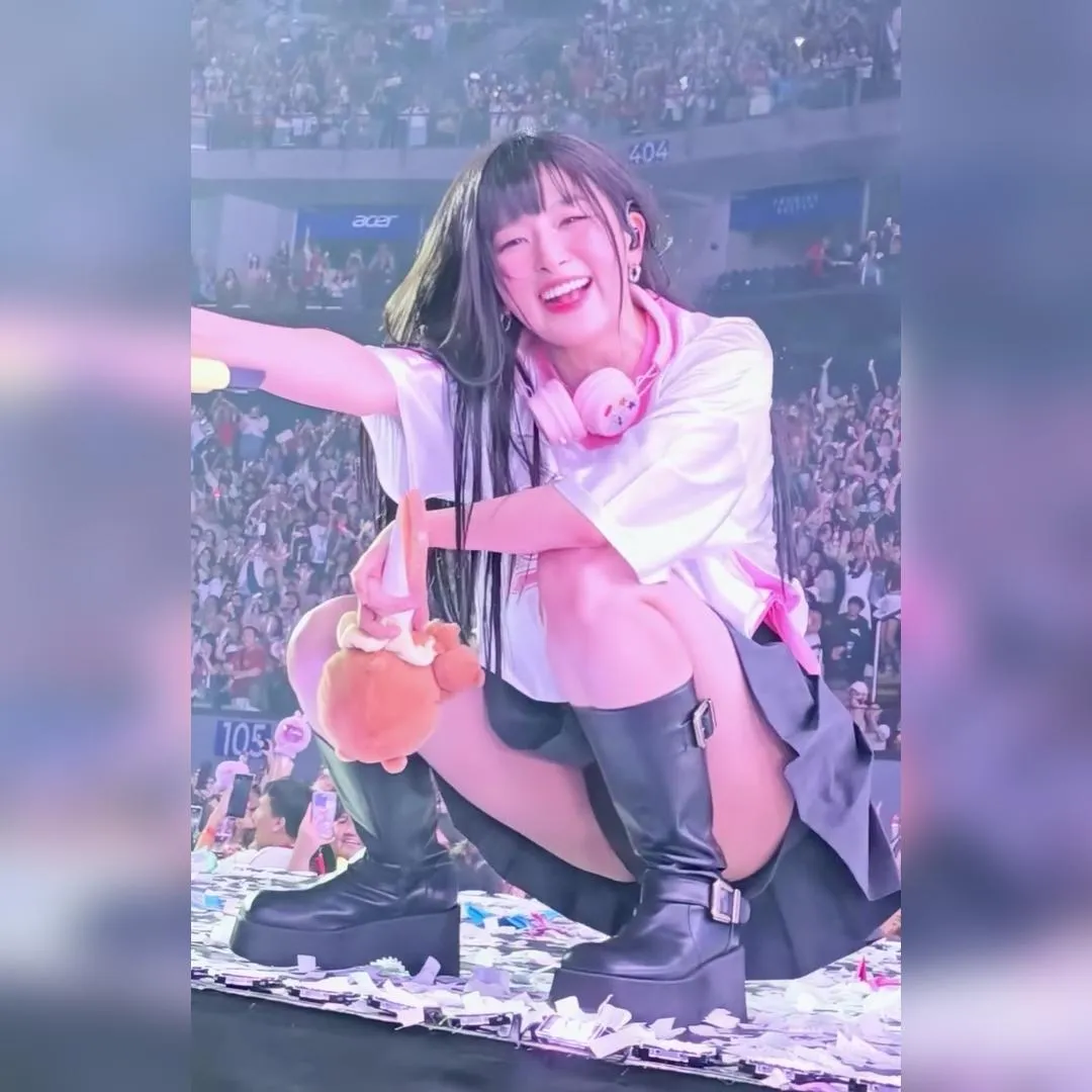 レッドベルベットのスルギ、ファンコンで黒いプリーツスカート姿にドキッ！