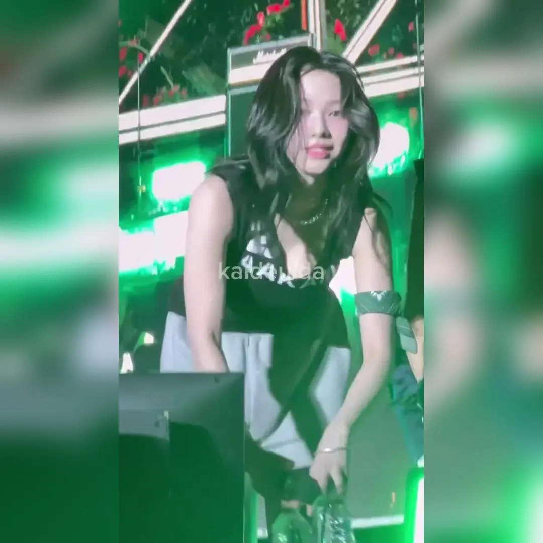 물병 줍느라 가슴골 노출하고 매형들하고 눈이 마주친 에스파 카리나