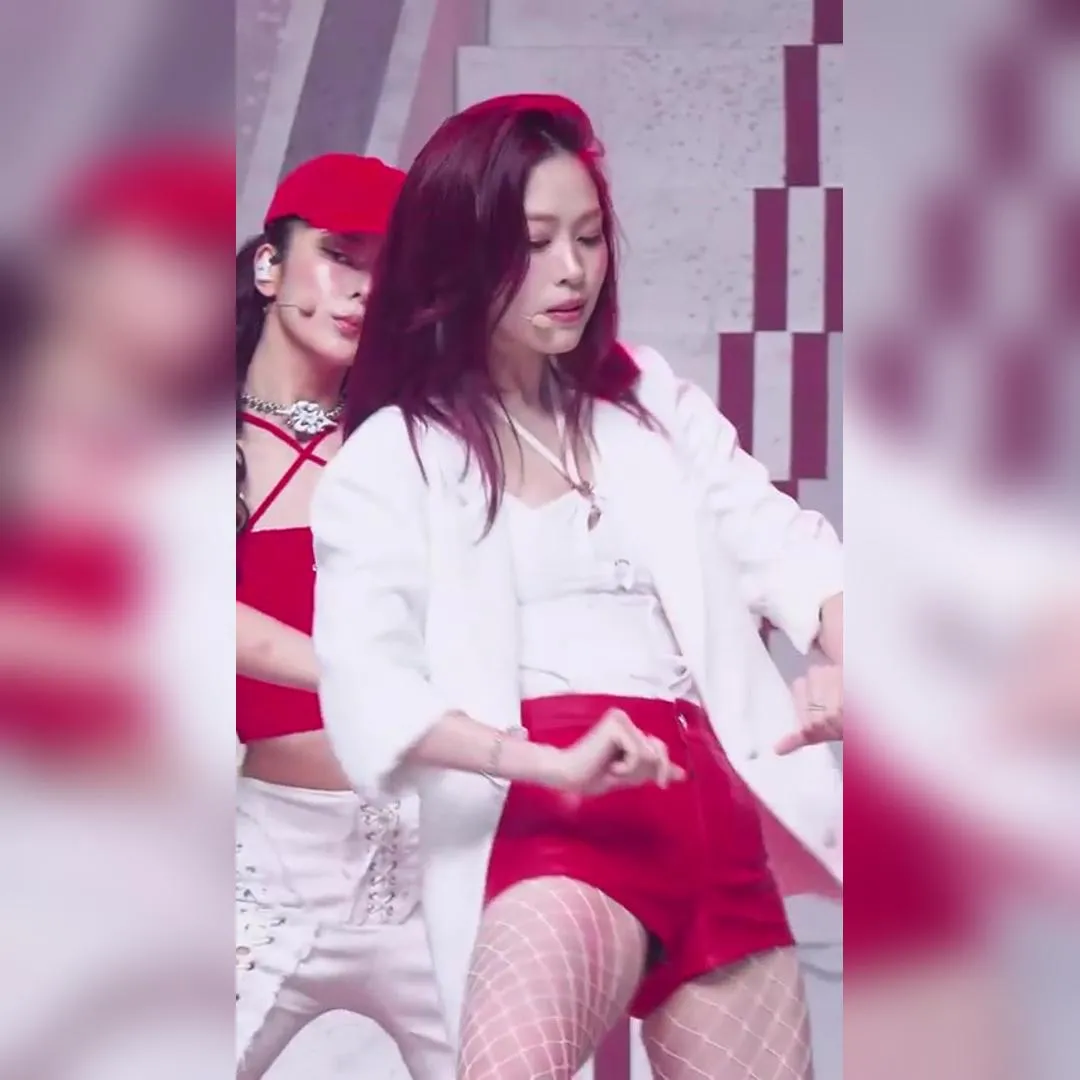 ITZY 柳真 俯身穿紅色皮革熱褲和白色網襪 展現臀腿