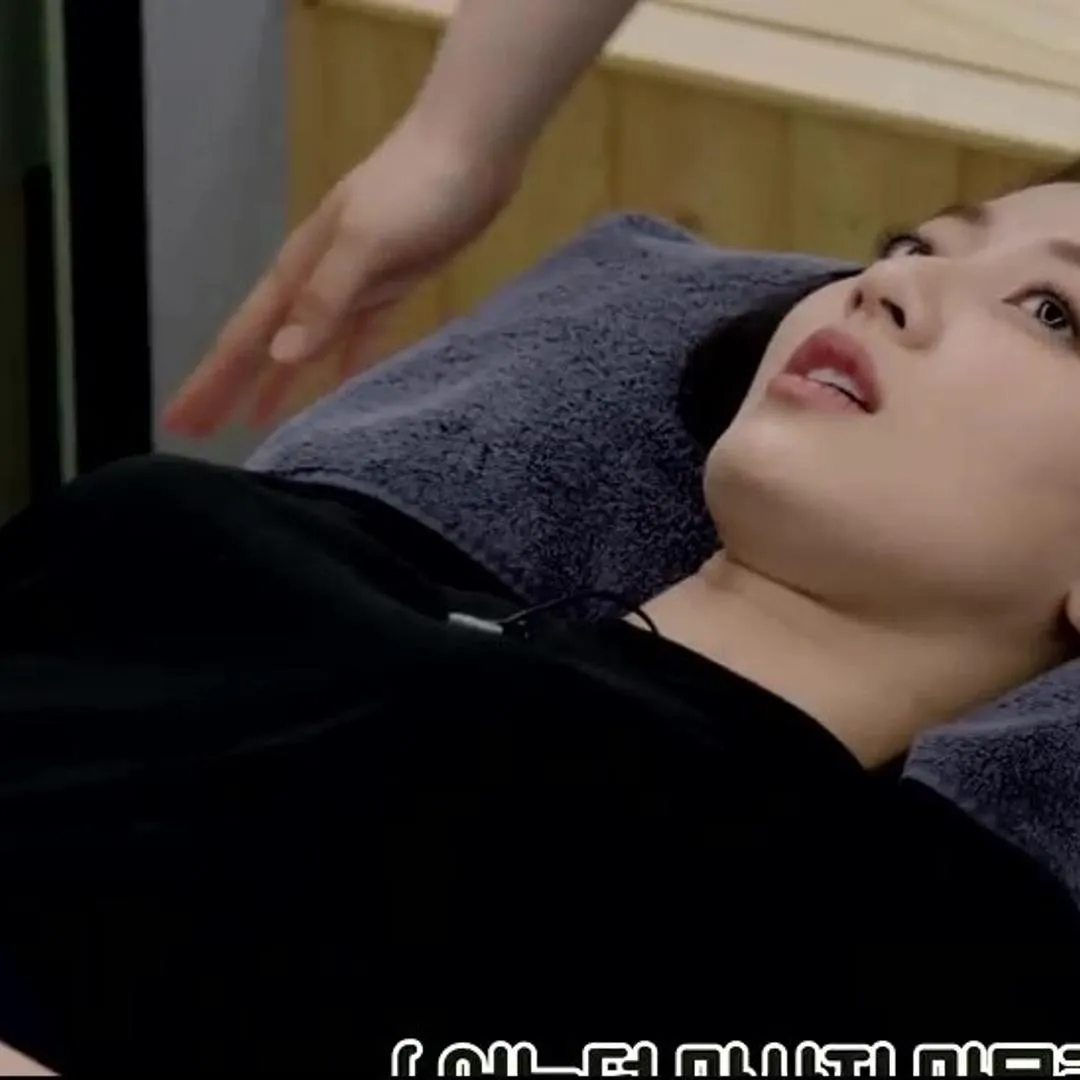 穿黑色T恤按摩的TWICE 志效 突顯的身材曲線