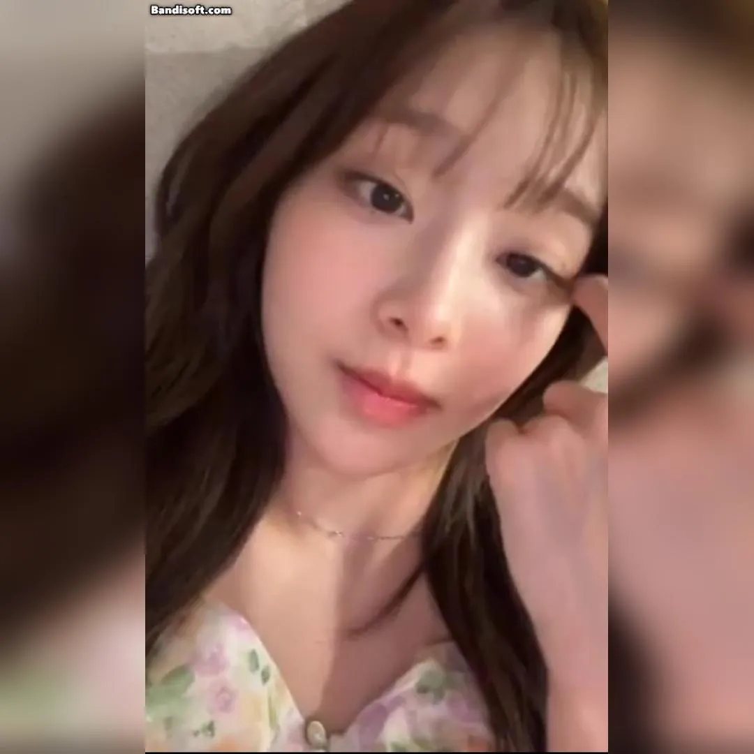 花柄ワンピースを着てベッドに横たわるチュを彼氏目線で見る