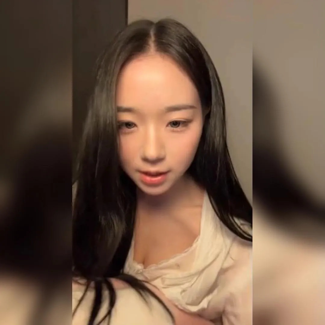 穿著可愛蕾絲睡衣開直播的TripleS金采妍露出事業線