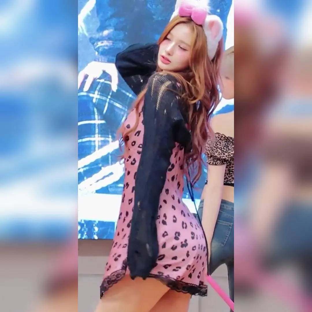 輕盈飄逸粉色唇印連身裙 驚豔大腿 NMIXX 雪潤