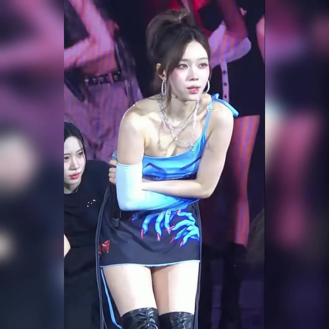 가슴에 눈 달린 원오프숄더 하늘색 끈나시  초미니 야벅지 윈터