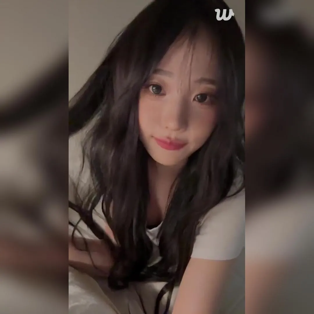 趴在床上直播的QWER Hinah 近距離白T胸前微露